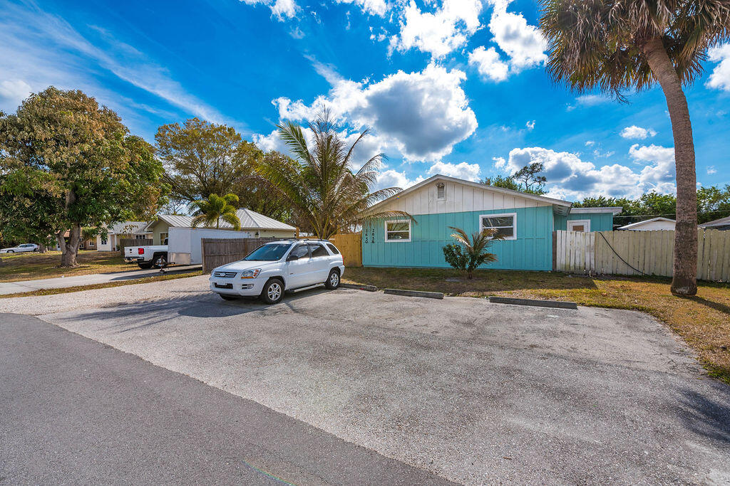 THE EAST ONE-HALF OF LOTS 1, 2, 3, 4 & 5 BLOCK 30 - Residential Lease