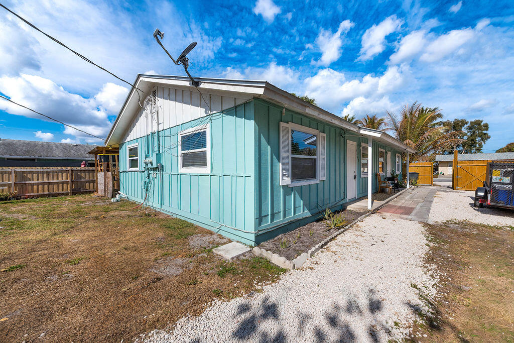 THE EAST ONE-HALF OF LOTS 1, 2, 3, 4 & 5 BLOCK 30 - Residential Lease