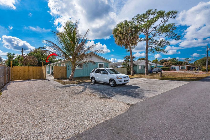 Unit available for rent in Stuart, located in a quiet and safe neighborhood, ideal for families. This property features 2 bedrooms, 1 bathroom, and a private patio perfect for enjoying the outdoors. It is less than 10 minutes from the nearest beaches and very close to schools, supermarkets, shops, and restaurants, offering an excellent location and convenience. In addition, there is no HOA, providing greater peace of mind and flexibility for residents.