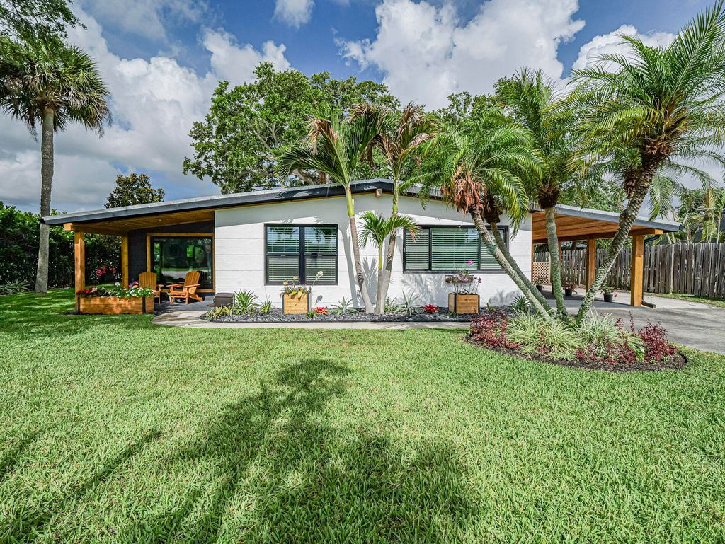 Photo of 1611 4th Avenue, Vero Beach, FL 32960 (MLS # B26034792)