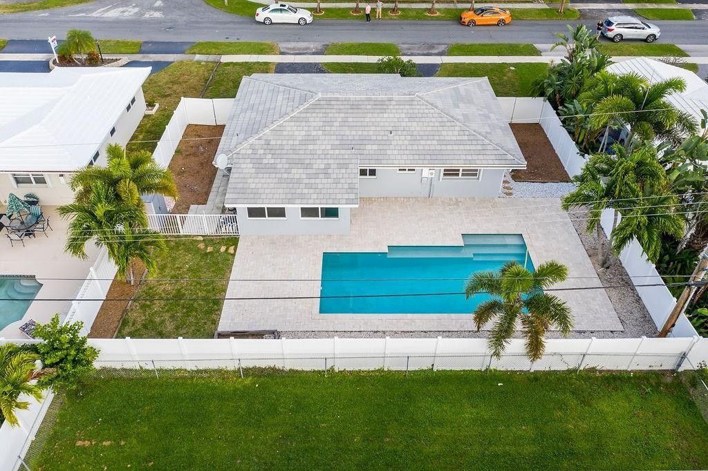 Photo of 351 SE 1st Terrace, Pompano Beach, FL 33060 (MLS # F10423742)