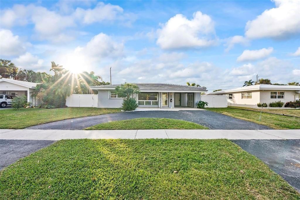 Photo of 351 SE 1st Terrace, Pompano Beach, FL 33060 (MLS # F10423742)