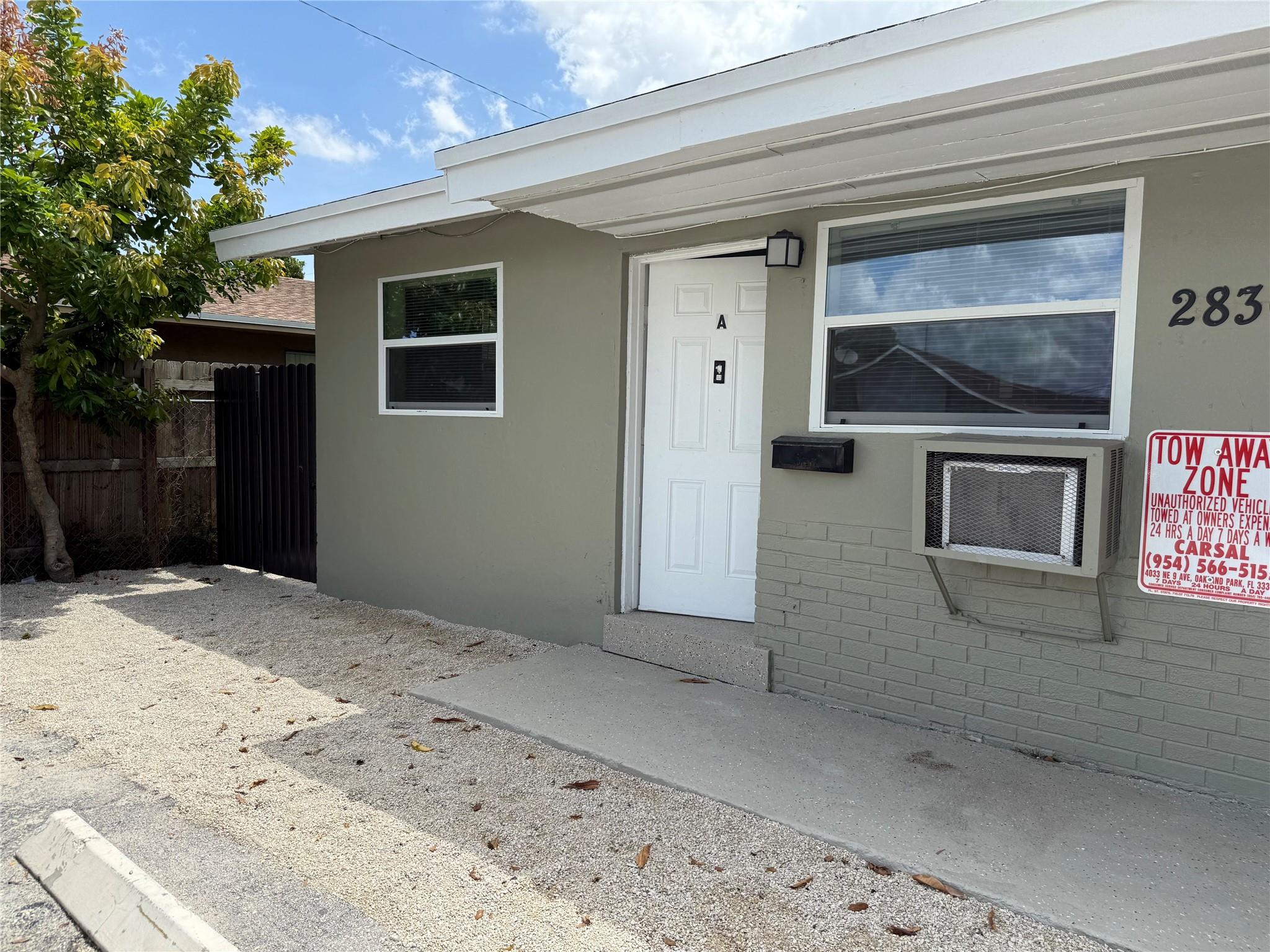 Private fence backyard! 2 bedroom 1 bath duplex with its own washer and dryer .
New refrigerator and stove to be installed. Freshly painted.
Tankless hot water heater.
1 dog under 35 lbs ok with approval of landlord.