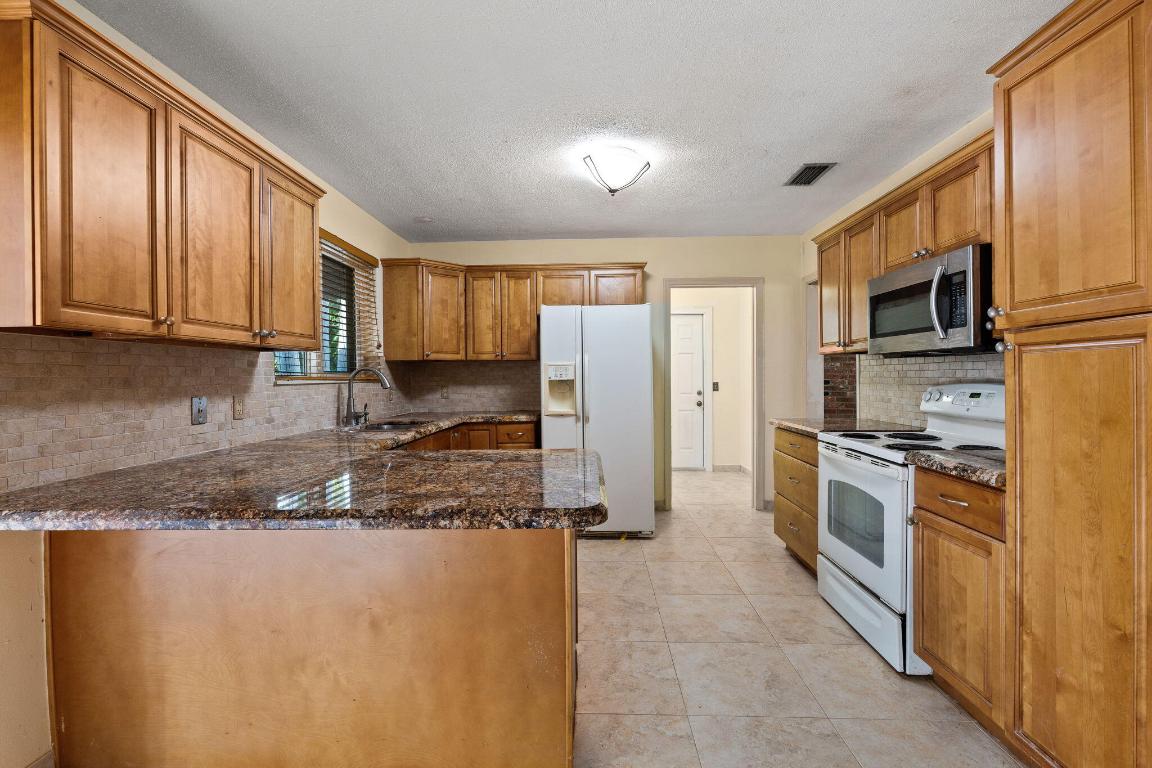 ALBERT LAKES GARDEN - Residential