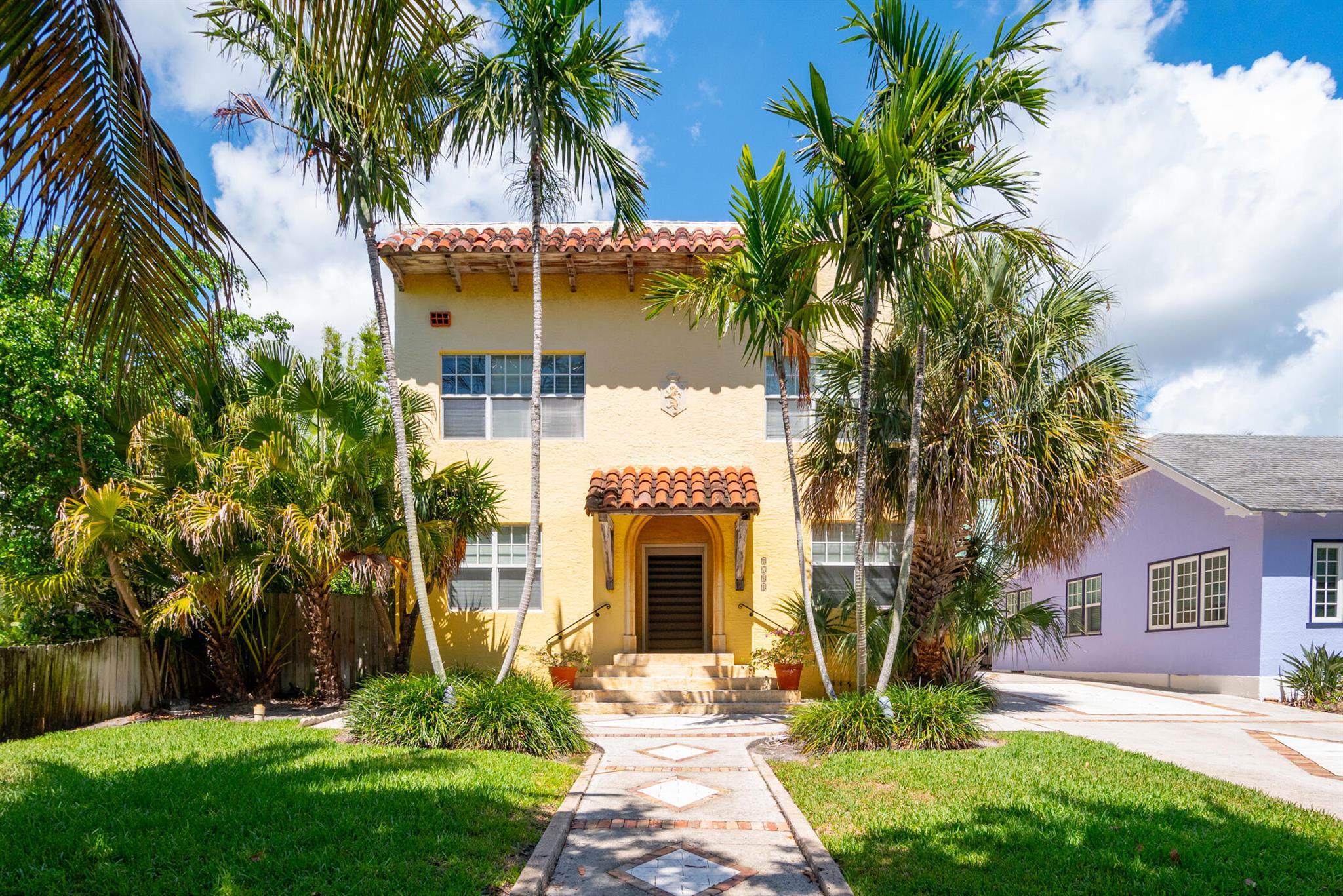 DESIRABLE GRANDVIEW HEIGHTS!! 2 BEDROOM, 1 BATH. HISTORIC GEM! BOUTIQUE 4 Unit Building. Hardwood Floors throughout. Washer/Dryer in unit. Central A/C. Abundance of Natural Light. Second Floor Unit. Pets Welcome! AMAZING LOCATION ! Walk to City Place, Neighborhood Markets, Howard Park, Restaurants, Shopping, Norton Park Museum, Kravis Center. Minutes to Palm Beach Island, PB Airport, the Beach. Off street parking available. Must see.
