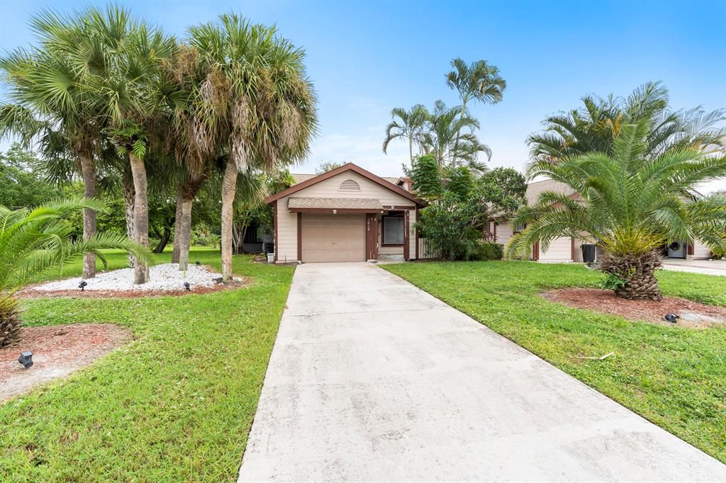 Photo of 1416 SE Colchester Circle, Port Saint Lucie, FL 34952 (MLS # R10727392)