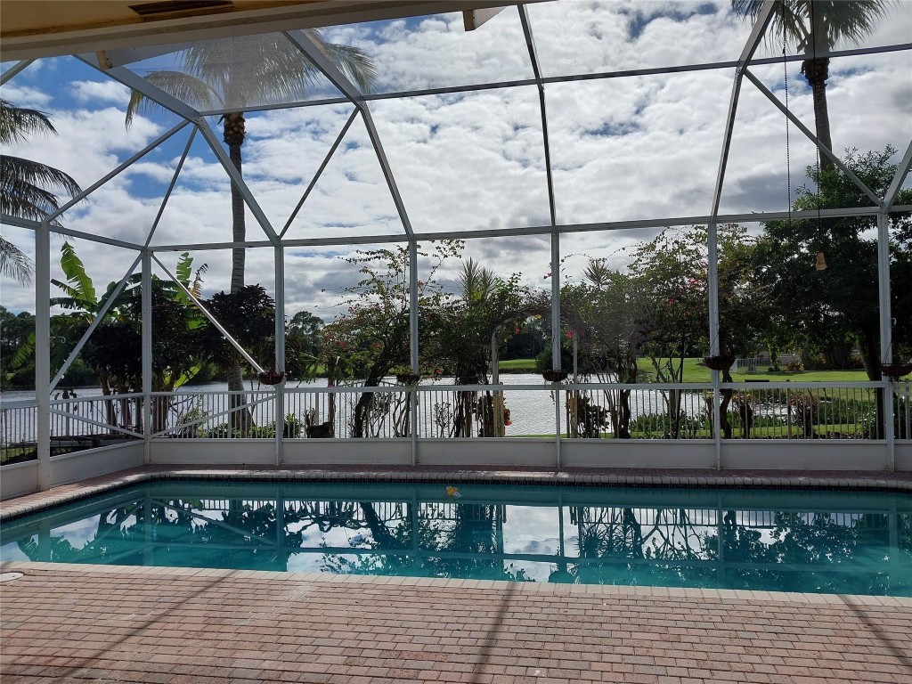 7042 SE Bay Hill Drive