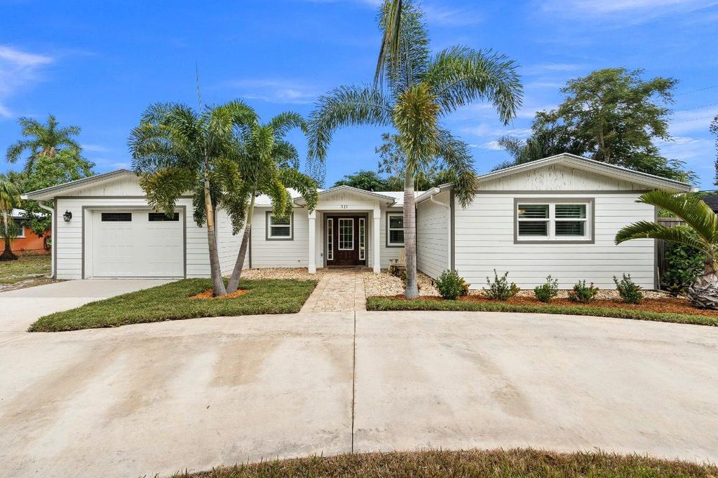 Photo of 321 SE Edgewood Drive, Stuart, FL 34996 (MLS # R10936070)