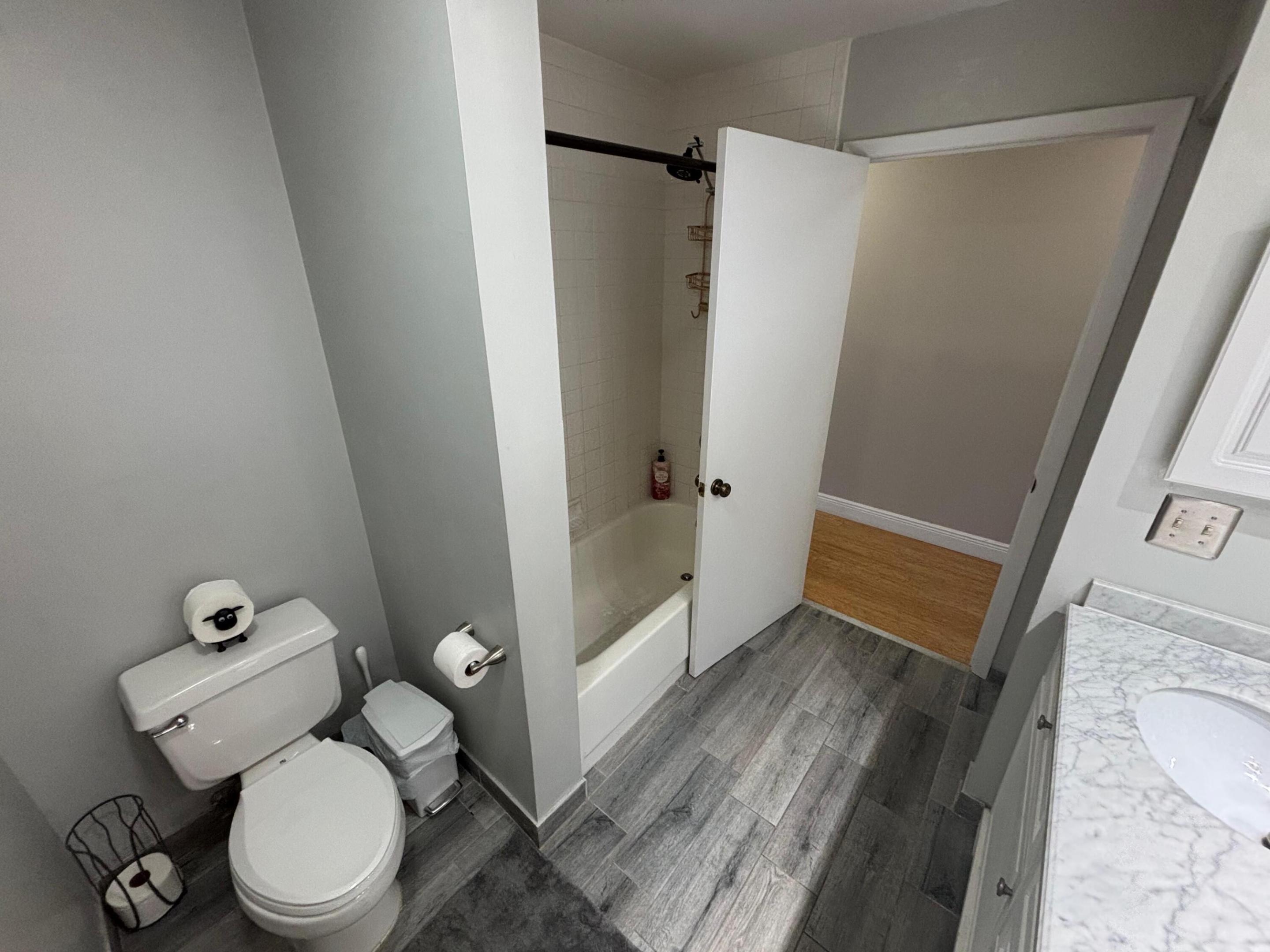 LAKE CHARLESTON PAR P AND U - Residential Lease