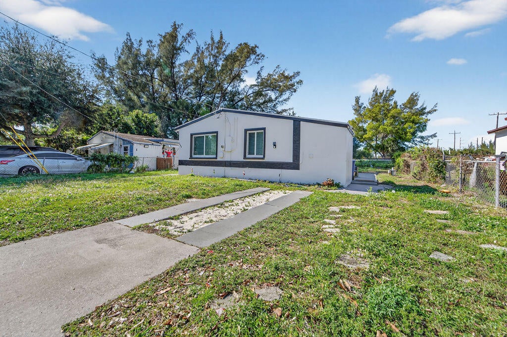 5909 Pinewood Avenue, West Palm Beach FL 33407