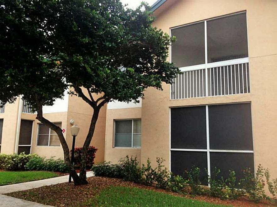 SHARP UPGRADED 1ST FLOOR UNIT, MOVE N READY! LAMINATE FLOORS IN LIVING & DINING ROOMS * LARGE MASTER BEDROOM HAS UPGRADED CARPET * HUGE WALK-IN CLOSET * WASHER AND DRYER * WILL CONSIDER SMALL PET WITH PET DEPOSIT * SORRY NO SMOKERS * ASSOCIATION REQUIRES  TENANT TO HAVE RENTERS INSURANCE AT APPLICATION WITH PERSONAL PROPERTY COVERAGE * AMENITIES INCLUDE POOL & TENNIS COURT * READY TO BE RENTED NOW!