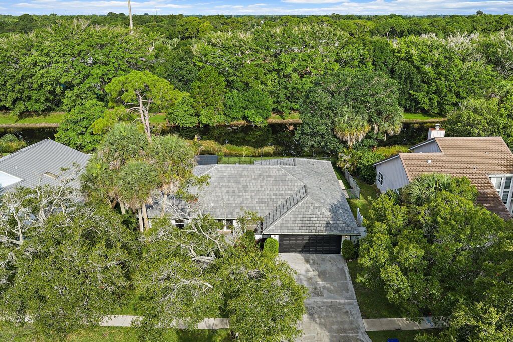 Photo of 18169 Lake Bend Drive, Jupiter, FL 33458 (MLS # B26034755)