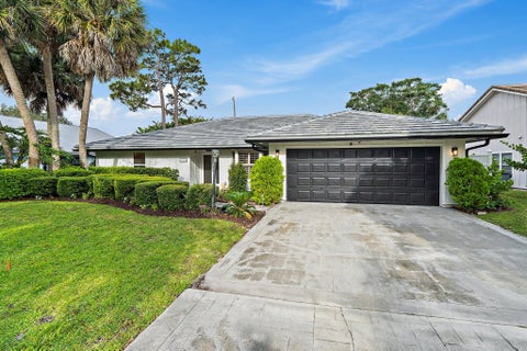 Photo of 18169 Lake Bend Drive, Jupiter, FL 33458 (MLS # B26034755)