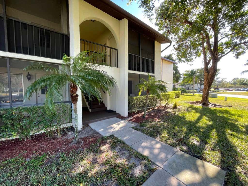 Photo of 4988 SABLE PINE Circle #D1, West Palm Beach, FL 33417 (MLS # B26066376)