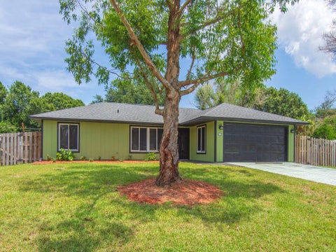 Photo of 5612 Deleon Avenue, Fort Pierce, FL 34951 (MLS # B26045714)