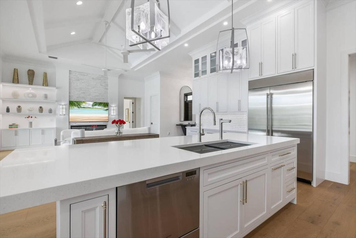 ''''''SHORES,THE'''''' - Residential