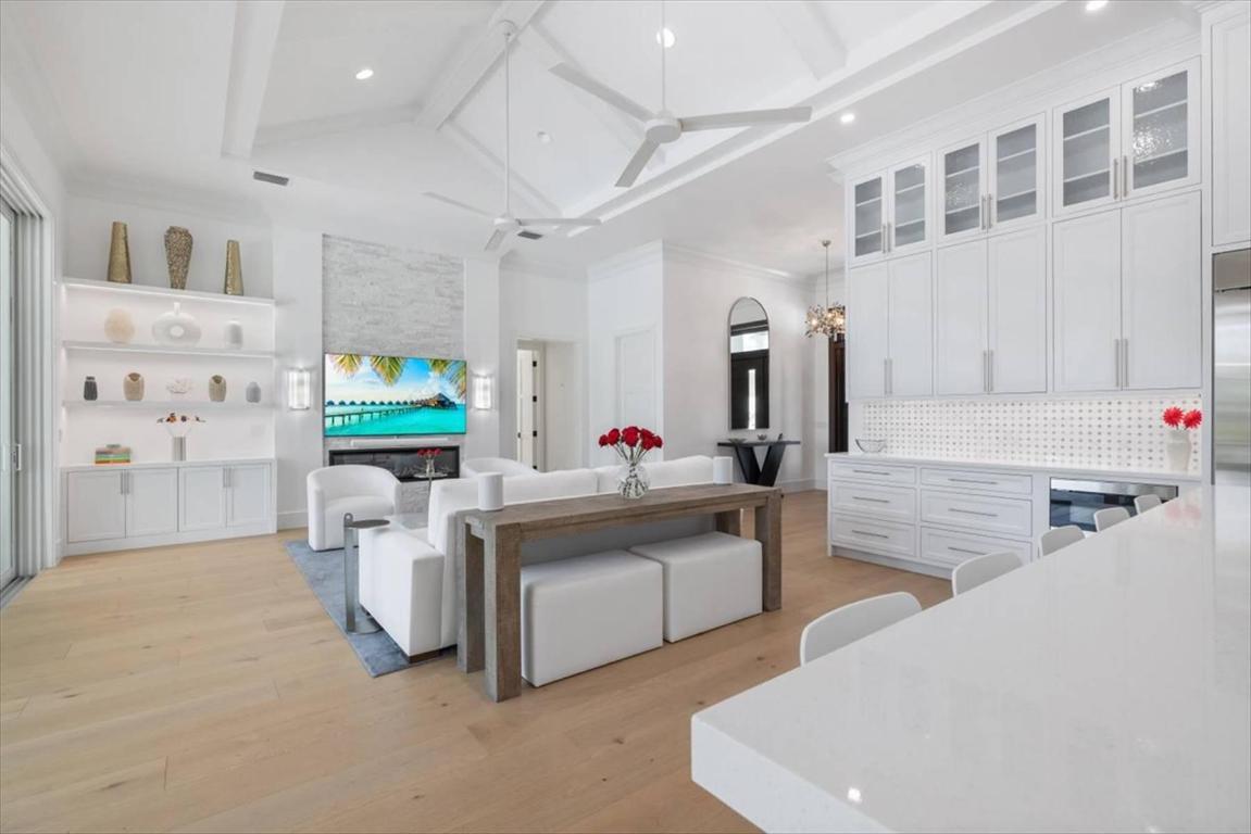 ''''''SHORES,THE'''''' - Residential