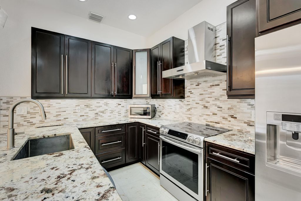 Photo of 406 NW 25th Avenue, Boynton Beach, FL 33426 (MLS # R11161233)