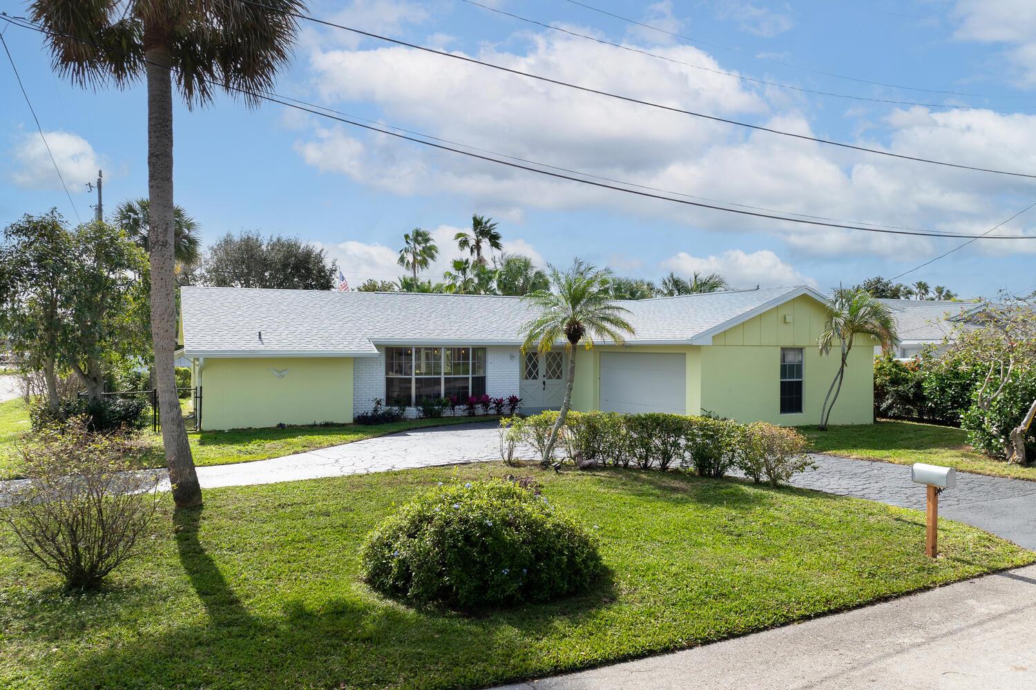 Beautiful House in the heart of Jupiter.Excellent quality of life. Gin clear water at the end of street. Close to everything. Walk to restaurants, shops, and parks. Move right in and enjoy.