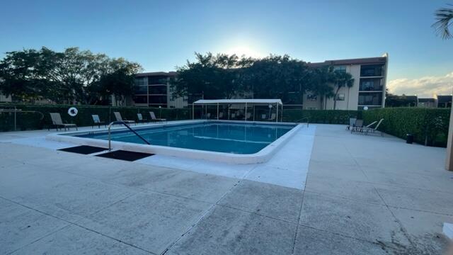 GOLDEN LAKES VILLAGE COND - Residential