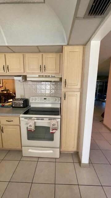 GOLDEN LAKES VILLAGE COND - Residential