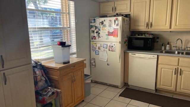 GOLDEN LAKES VILLAGE COND - Residential