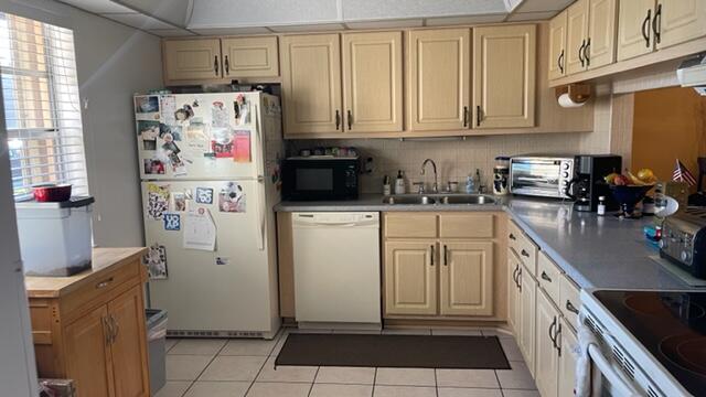 GOLDEN LAKES VILLAGE COND - Residential