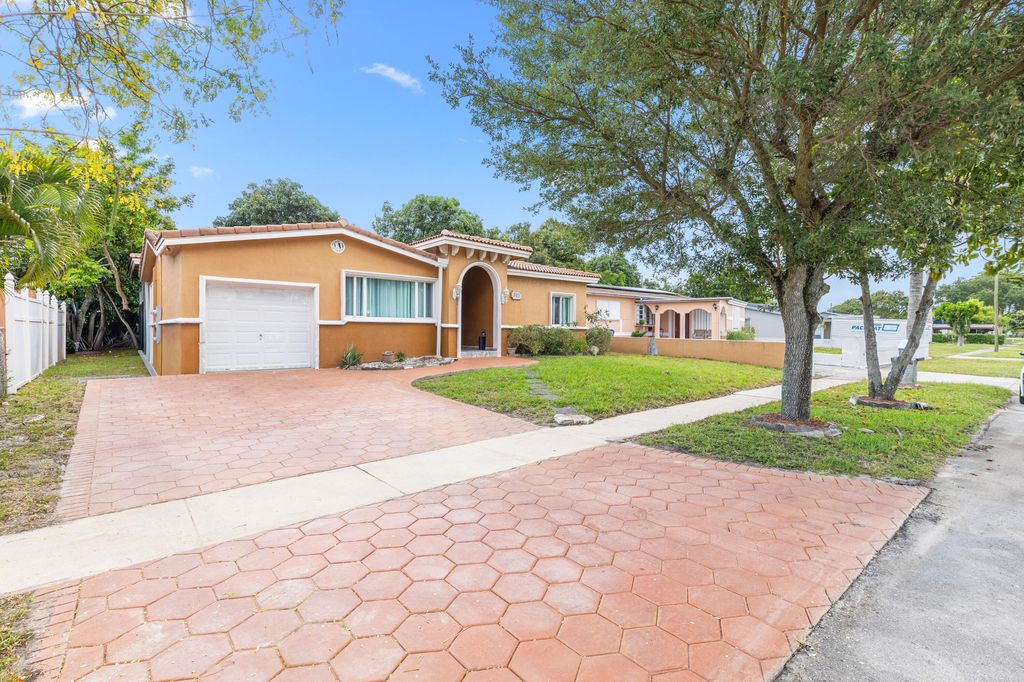 Photo of 321 N 72nd Terrace, Hollywood, FL 33024 (MLS # B26028697)