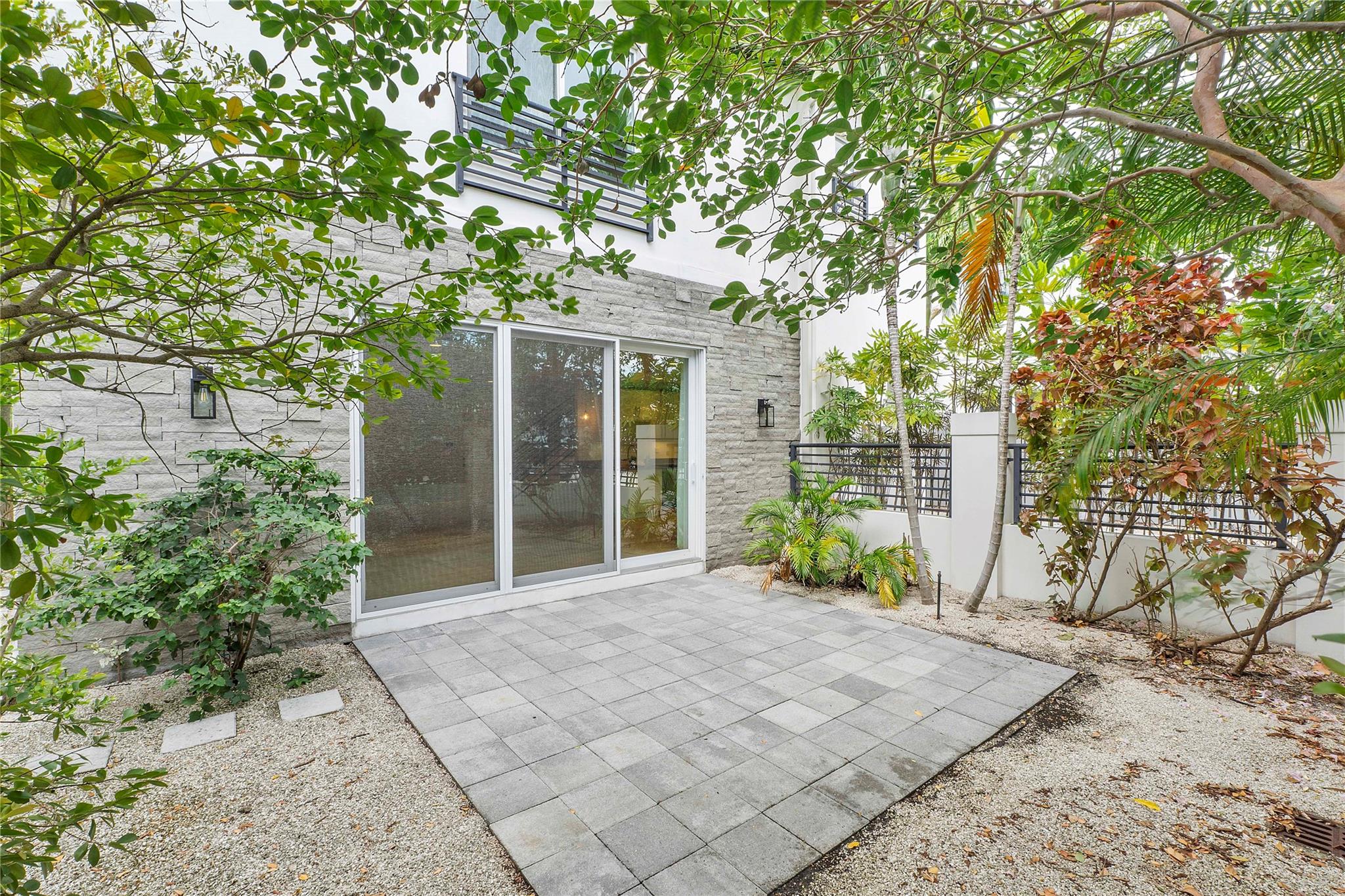 825 NE 17th Way