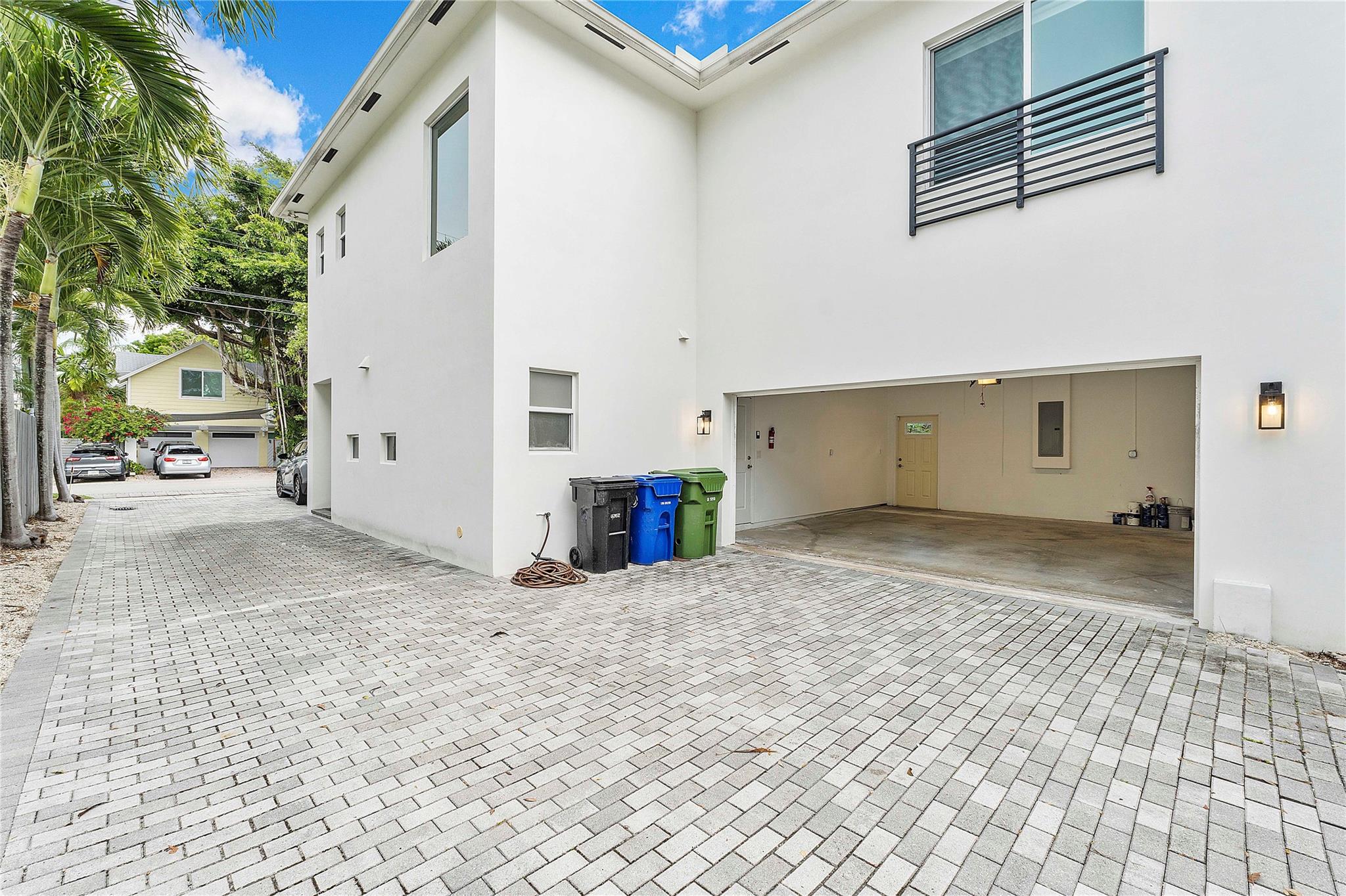 825 NE 17th Way