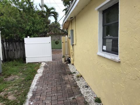 Single Family Residence in Boynton Beach FL 420 7th Street St 19.jpg