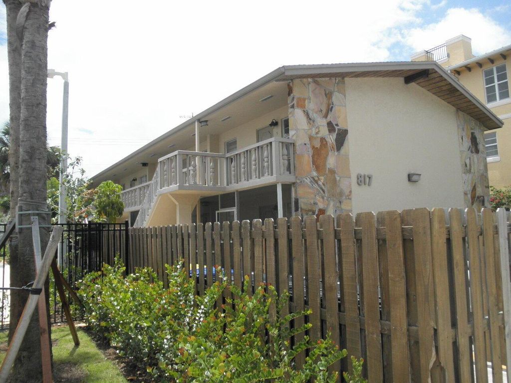Photo of 817 S Federal Highway #8, Lake Worth Beach, FL 33460 (MLS # R11106355)