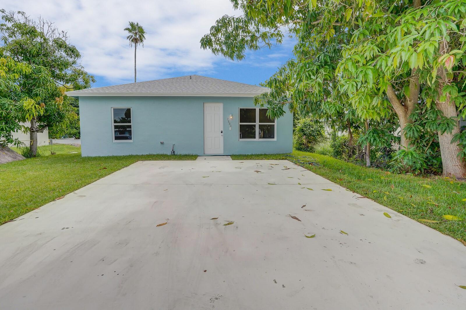 New construction cute bungalow type, 3 bedrooms, 2 baths, fam room, living room, CBS construction,
impact windows, all kitchen appliances, washer/dryer, laminate floors, high ceilings, 2 off street parking
spaces, 50' x 100' lot, fully sodded. minutes to beach. NO HOA ! leafy Lantana location