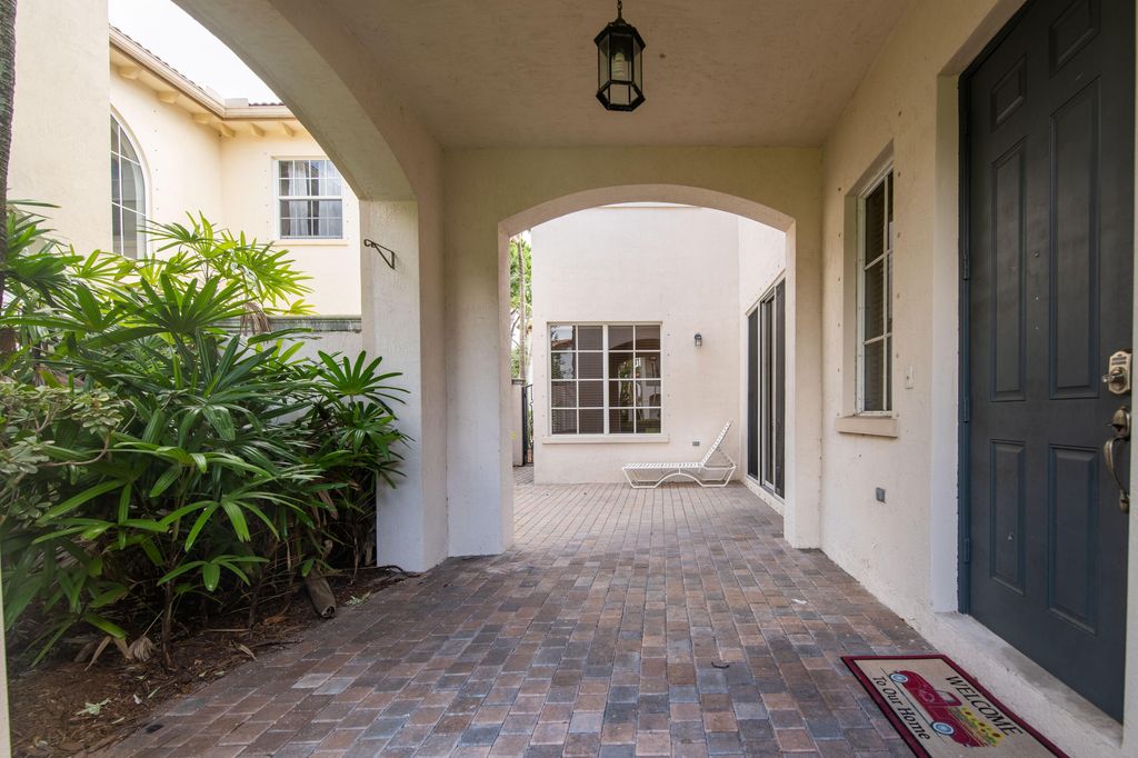 Photo of 28 Stoney Drive, Palm Beach Gardens, FL 33410 (MLS # R10998403)