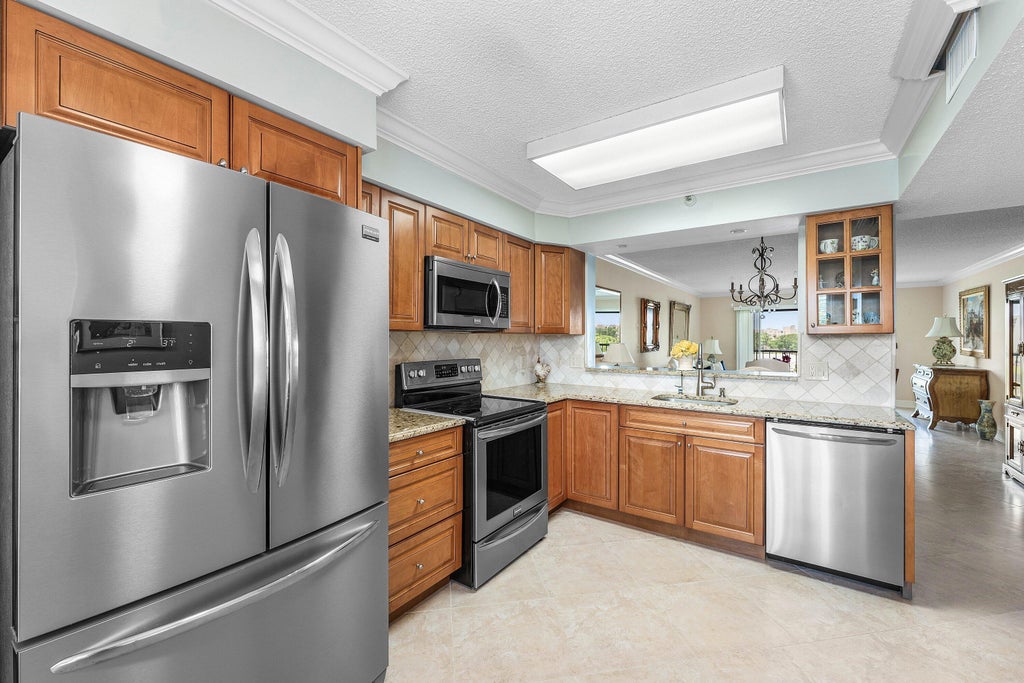 Photo of 7076 Huntington Lane #502, Delray Beach, FL 33446 (MLS # B26050389)