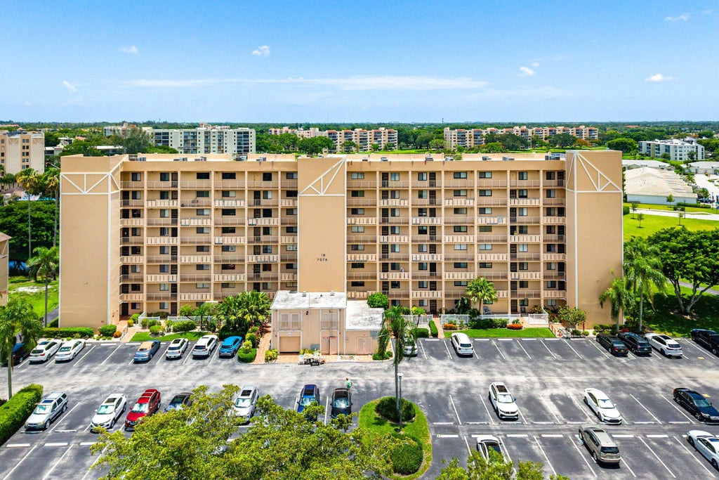 Photo of 7076 Huntington Lane #502, Delray Beach, FL 33446 (MLS # B26050389)