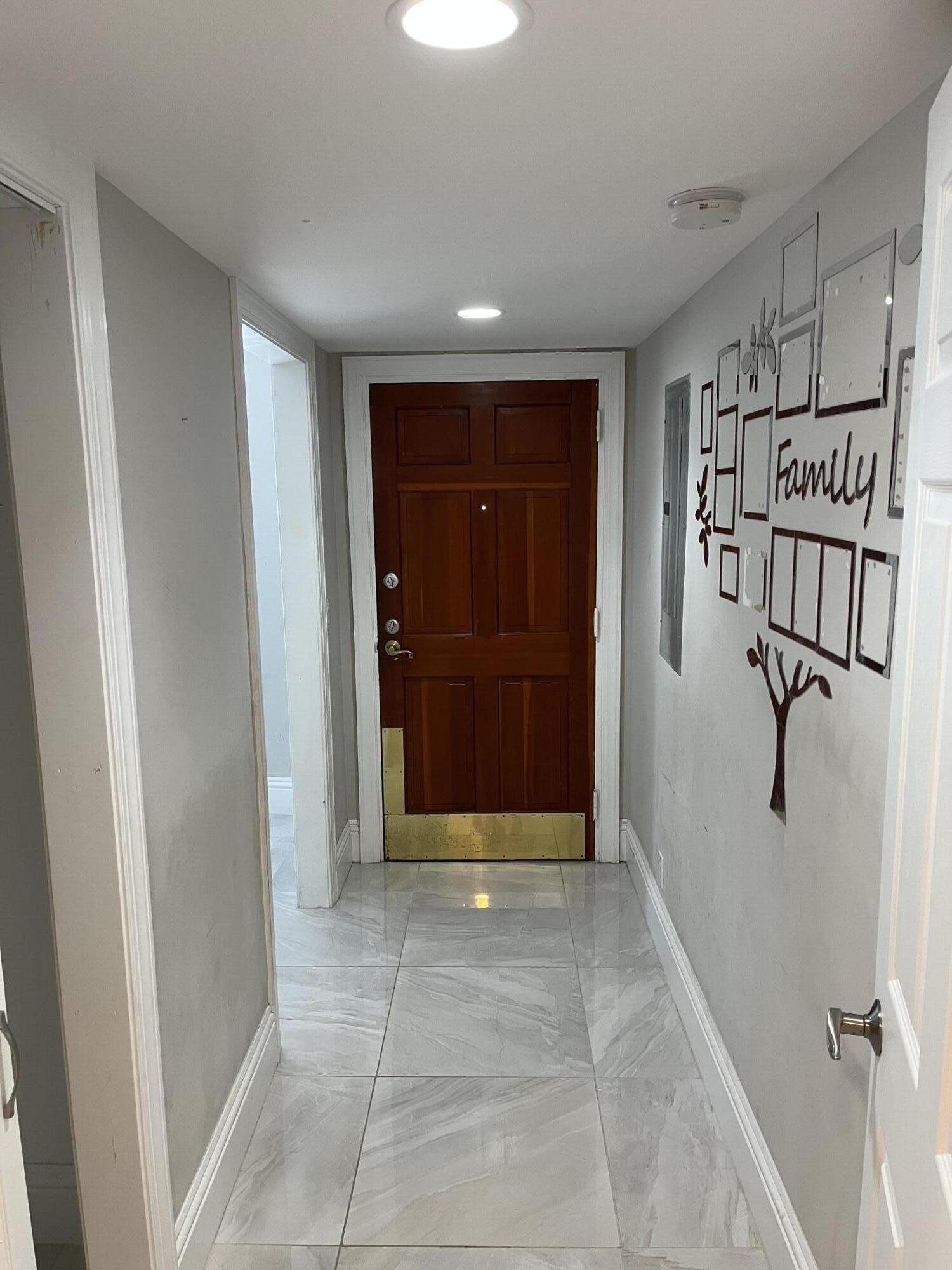 SHUTTERS CONDO - Residential