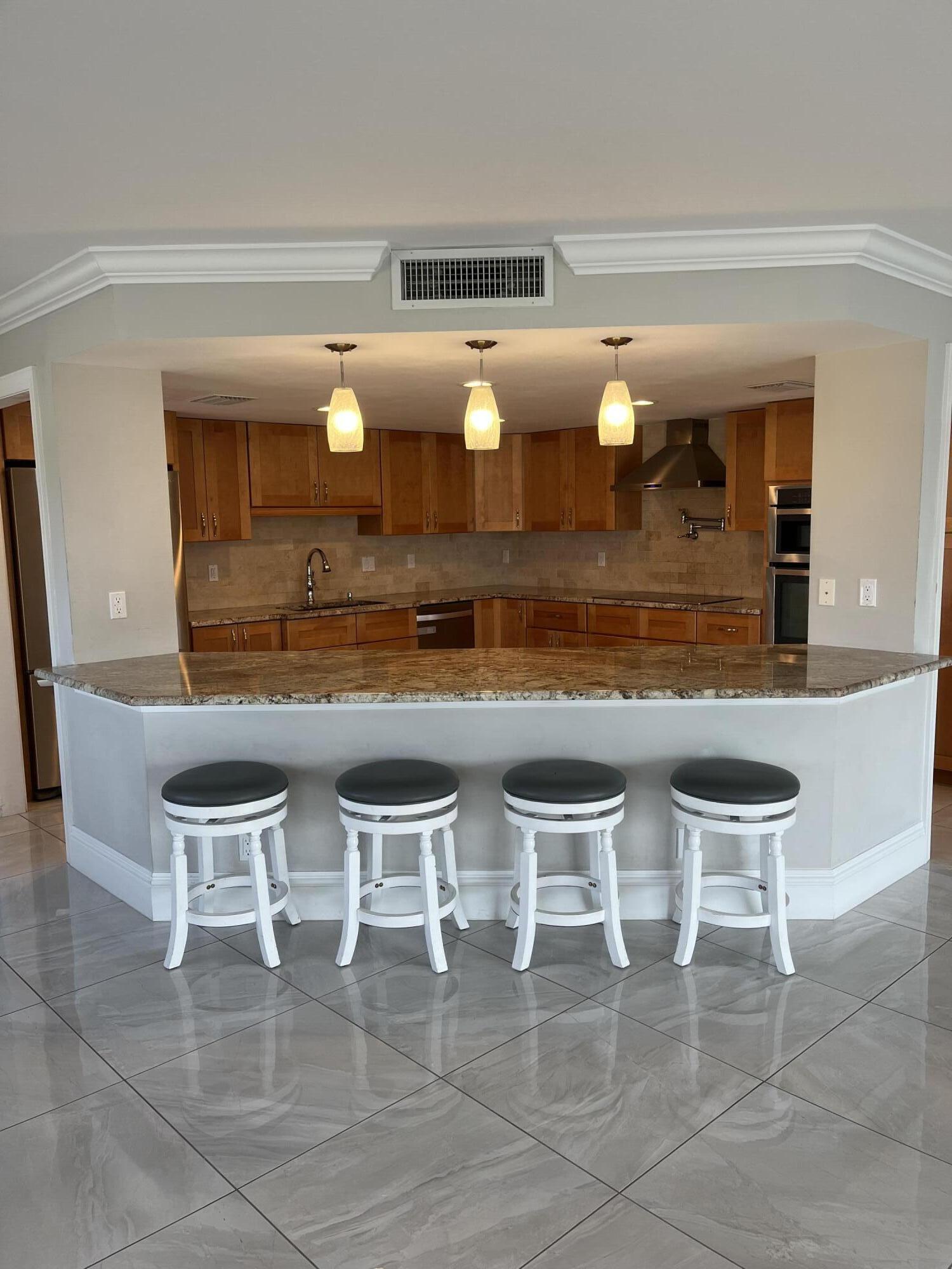 SHUTTERS CONDO - Residential