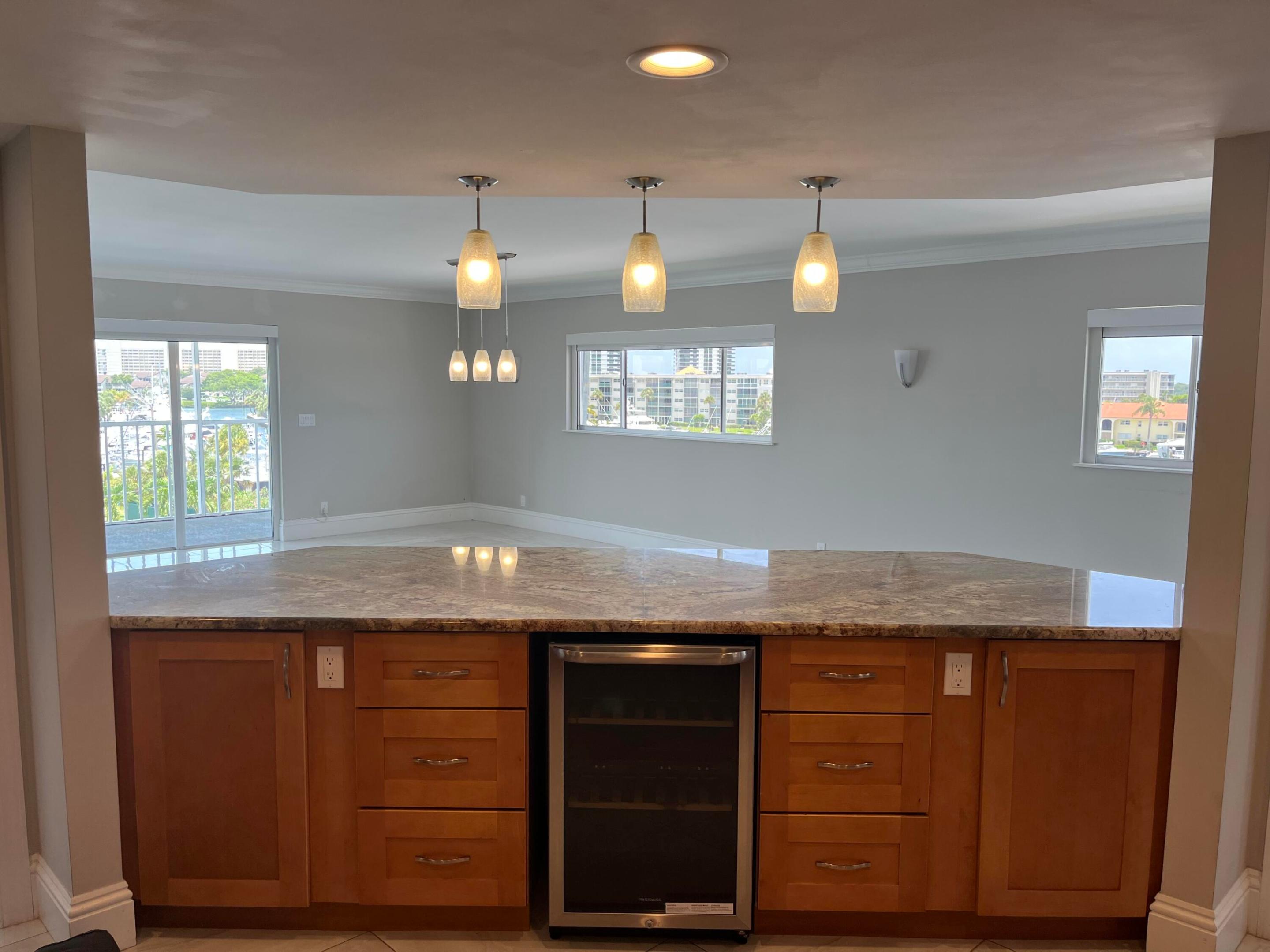 SHUTTERS CONDO - Residential