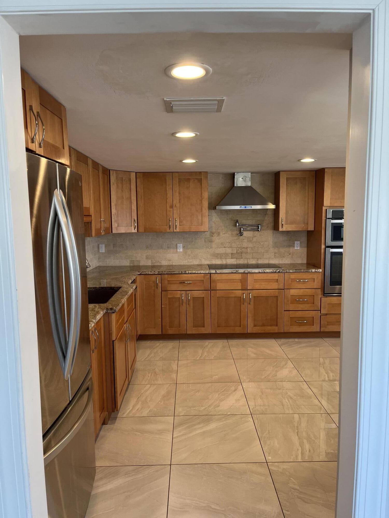 SHUTTERS CONDO - Residential