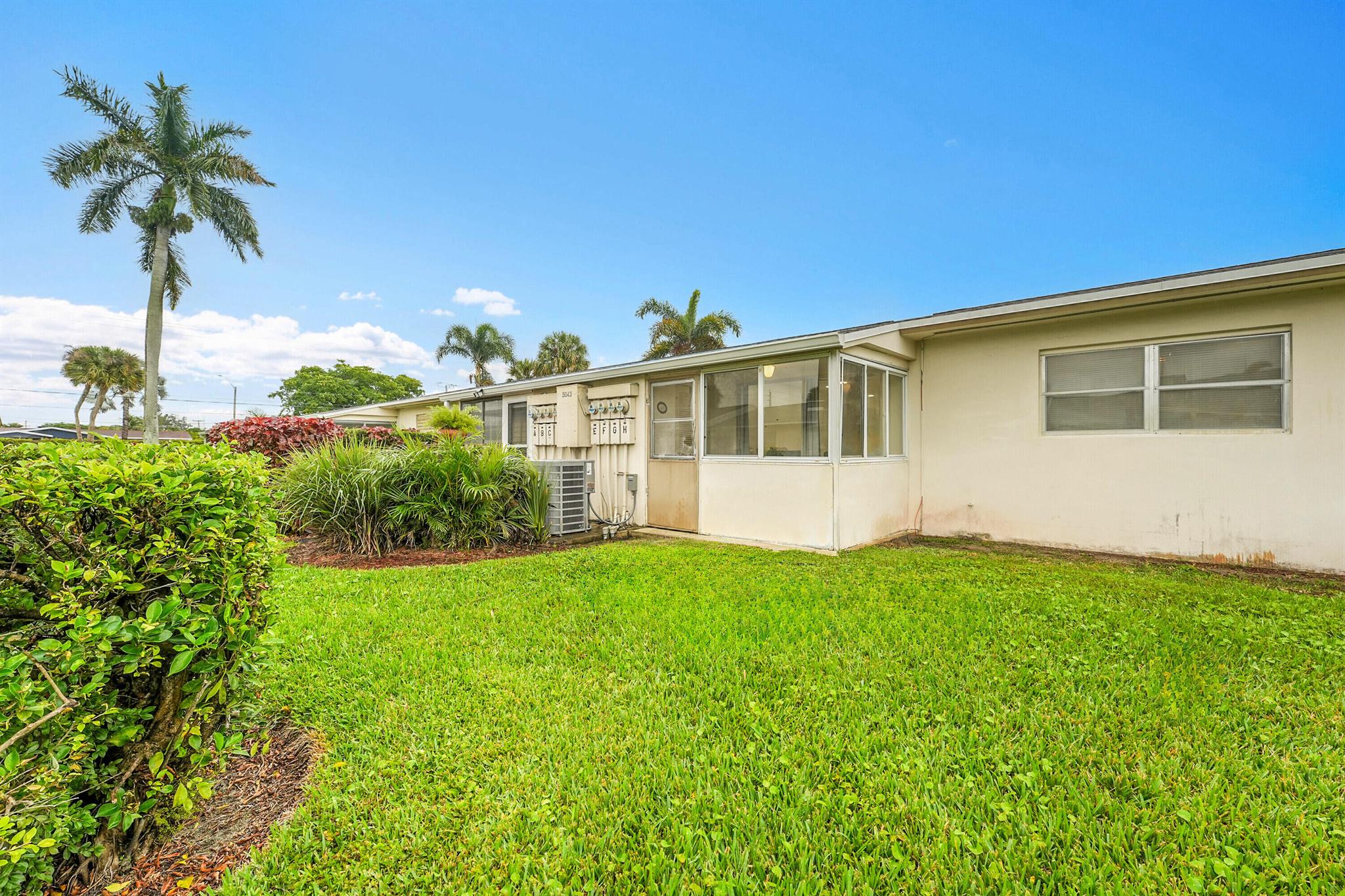 CRESTHAVEN VILLAS 8 CONDO - Residential