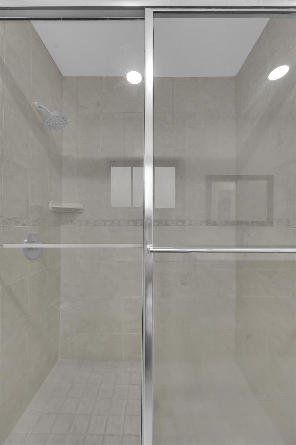 CRESTHAVEN VILLAS 8 CONDO - Residential