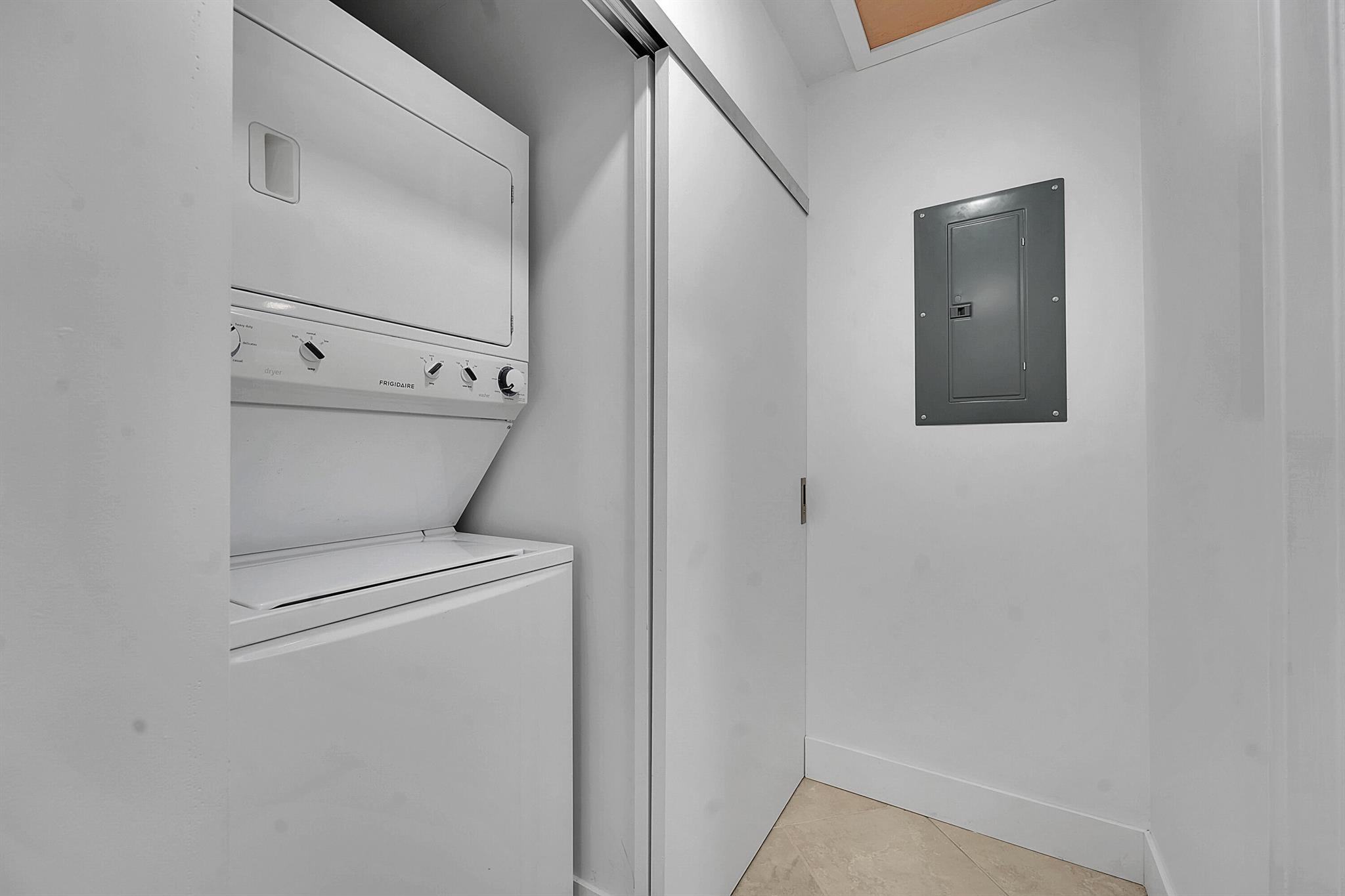 CRESTHAVEN VILLAS 8 CONDO - Residential