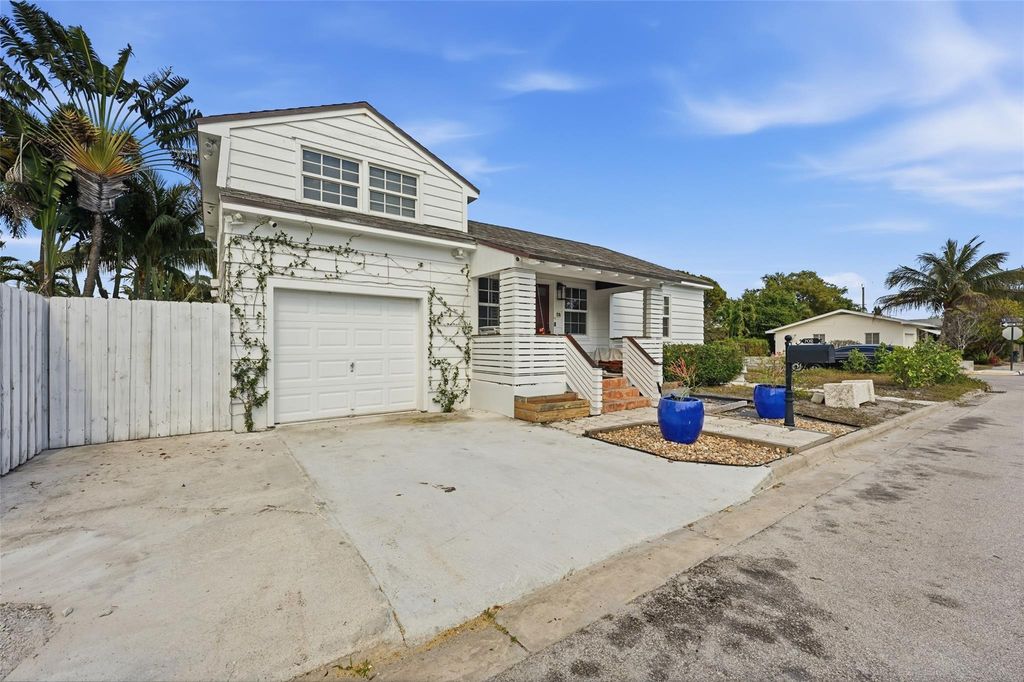 Photo of 702 N 11th Avenue, Lake Worth Beach, FL 33460 (MLS # F10552301)