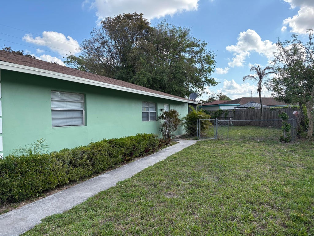 Photo of 5954 BAHAMA Court, West Palm Beach, FL 33407 (MLS # B26079583)