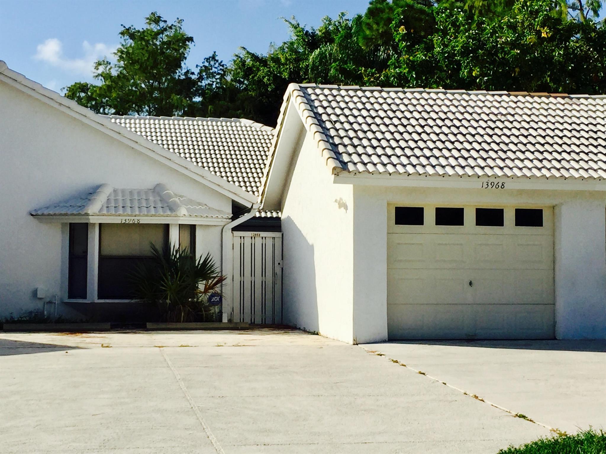 Seasonal fully furnished 2 bedroom, 2 bath Villa in desirable ''heart of Wellington'' location. This Villa offers a split bedroom floor plan (Queen and Twin beds), a private courtyard as well as being conveniently located close to shops, restaurants and Equestrian and Polo Grounds.