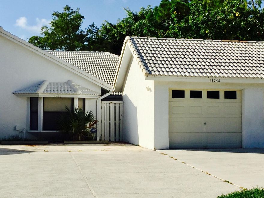 Seasonal fully furnished 2 bedroom, 2 bath Villa in desirable ''heart of Wellington'' location. This Villa offers a split bedroom floor plan (Queen and Twin beds), a private courtyard as well as being conveniently located close to shops, restaurants and Equestrian and Polo Grounds.