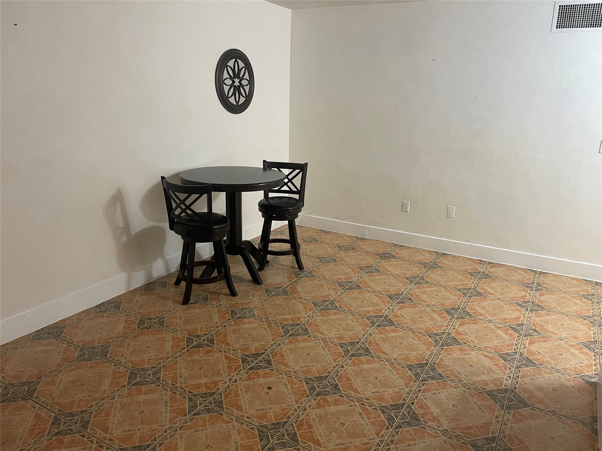 1840 Dewey St 102