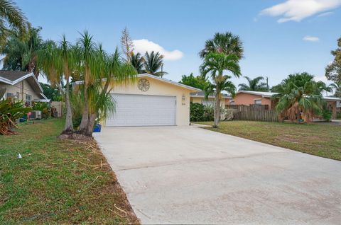 Photo of 514 Riverside Drive, Palm Beach Gardens, FL 33410 (MLS # B26003415)