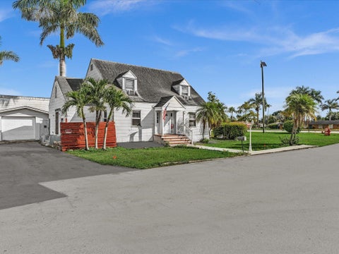 Photo of 9 NW AVENUE D, Belle Glade, FL 33430 (MLS # B26089815)